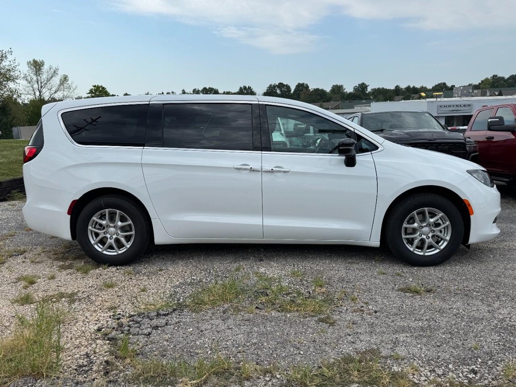 Chrysler Pacifica Vehicle Full-screen Gallery Image 02