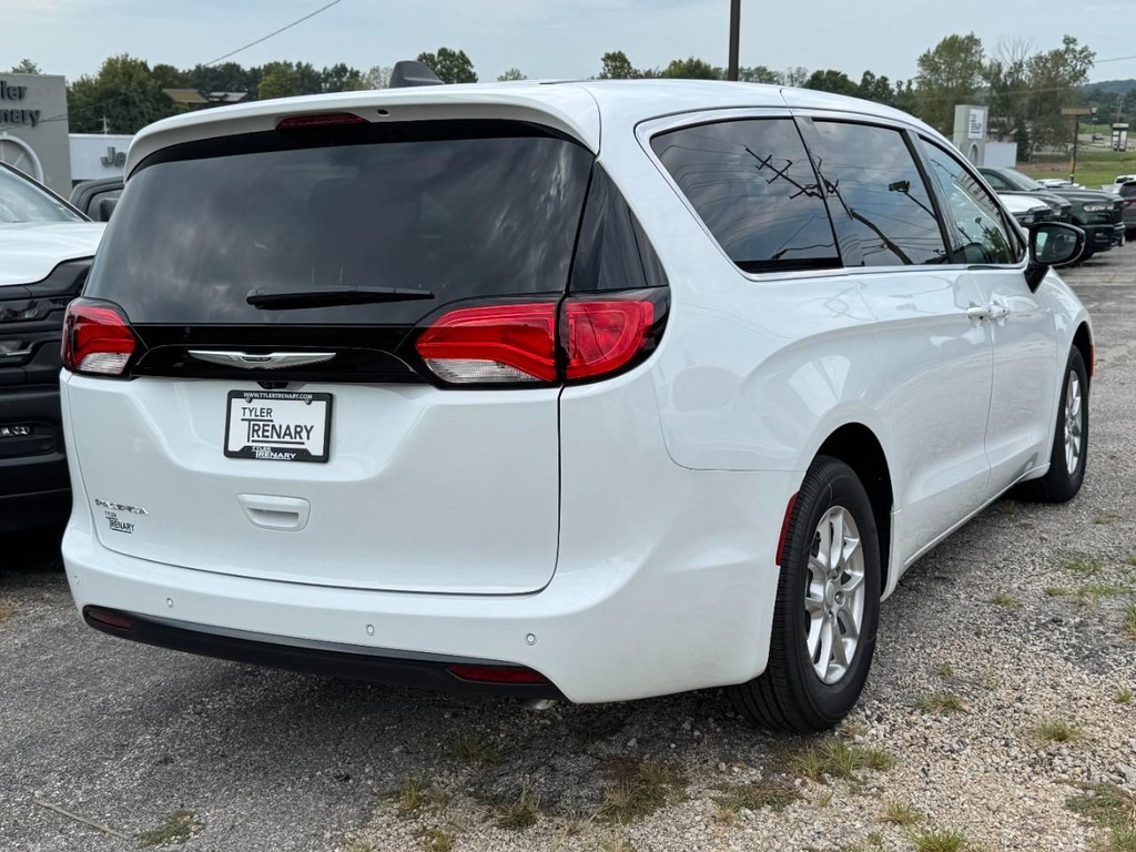 Chrysler Pacifica Vehicle Full-screen Gallery Image 04