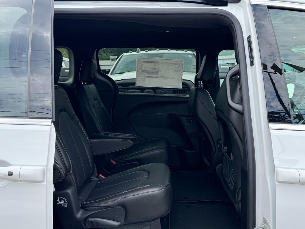 Chrysler Pacifica Vehicle Full-screen Gallery Image 06
