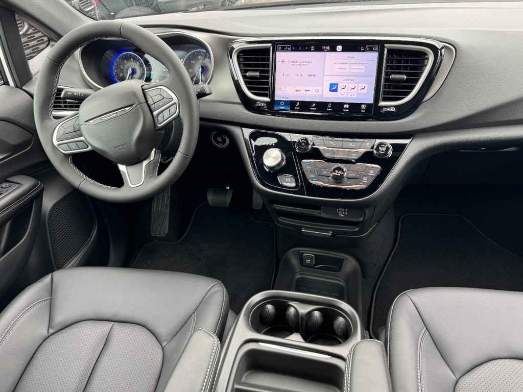 Chrysler Pacifica Vehicle Full-screen Gallery Image 09