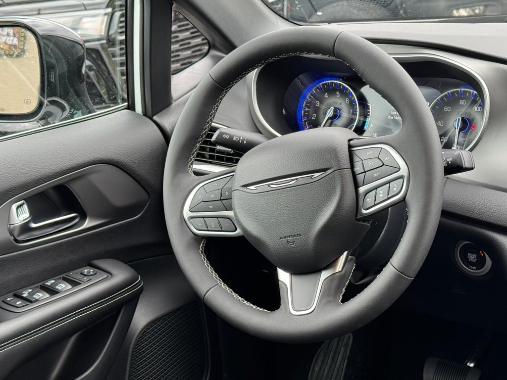 Chrysler Pacifica Vehicle Full-screen Gallery Image 10