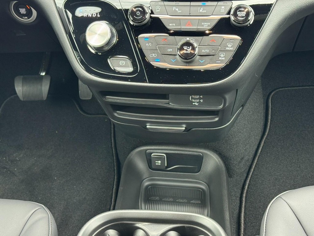 Chrysler Pacifica Vehicle Full-screen Gallery Image 12