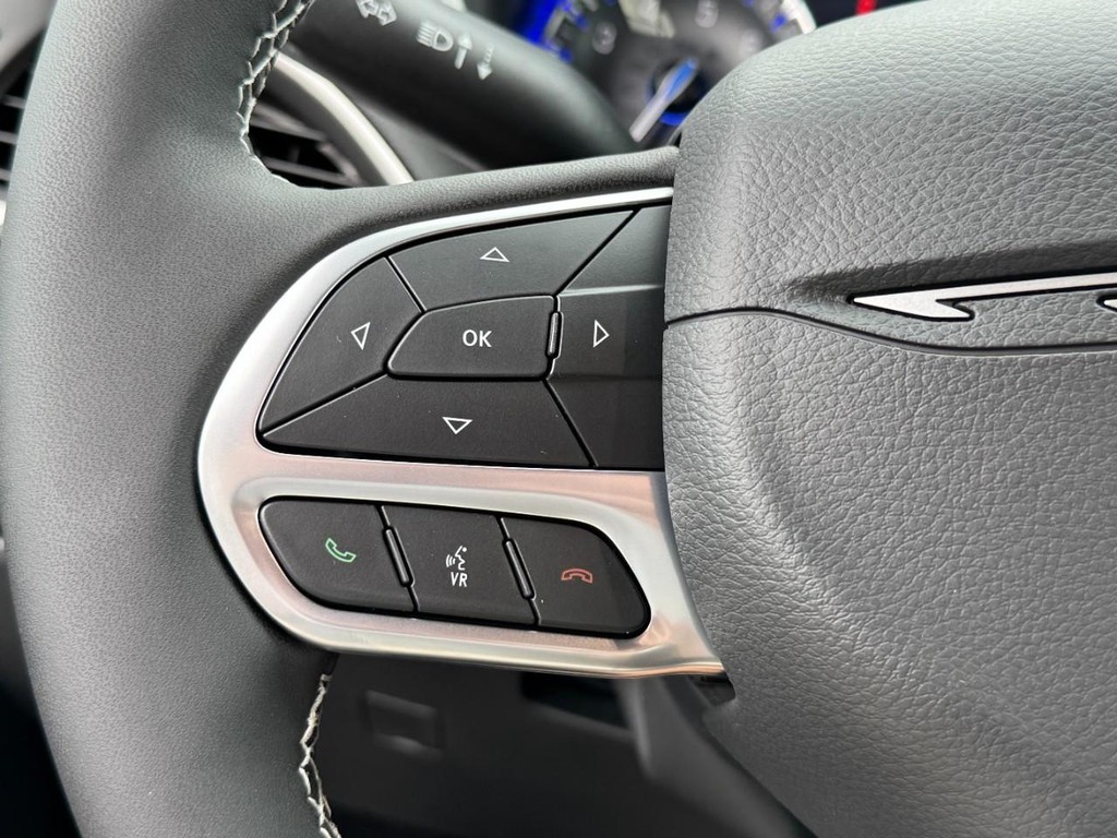 Chrysler Pacifica Vehicle Full-screen Gallery Image 13