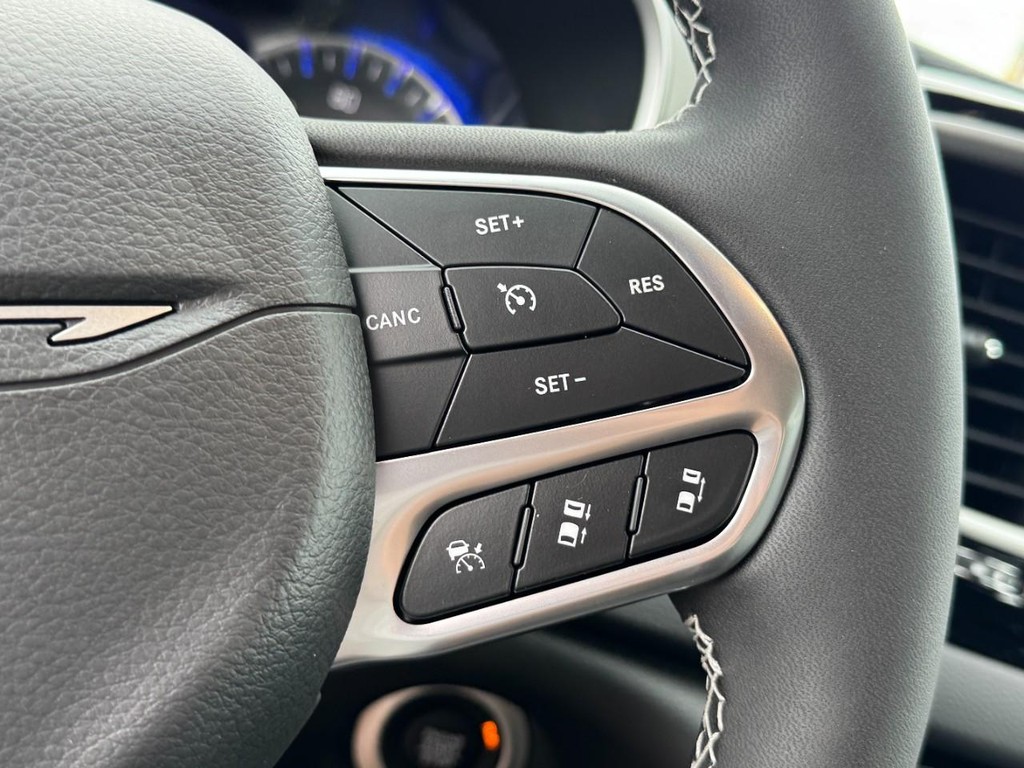 Chrysler Pacifica Vehicle Full-screen Gallery Image 14