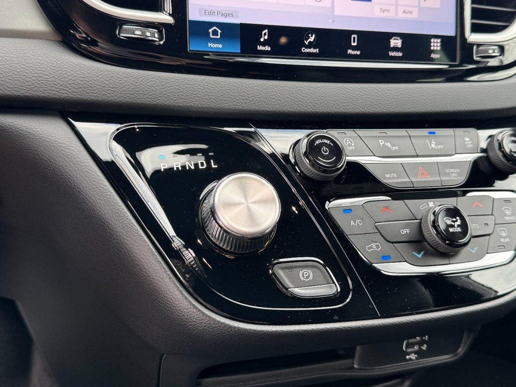 Chrysler Pacifica Vehicle Full-screen Gallery Image 15