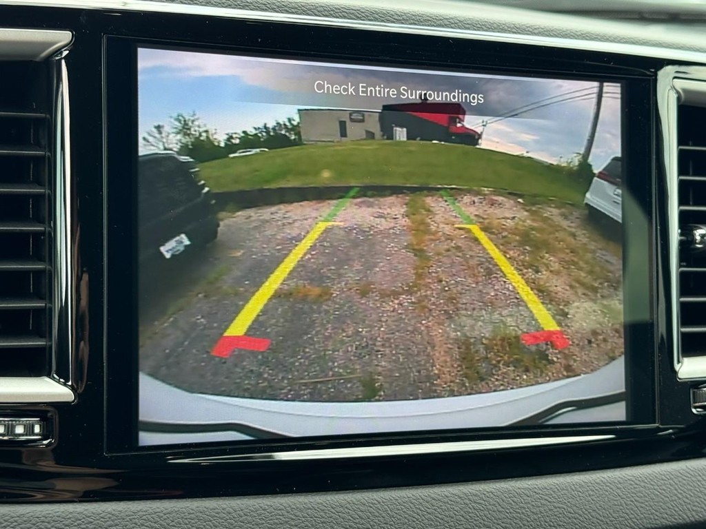 Chrysler Pacifica Vehicle Full-screen Gallery Image 17
