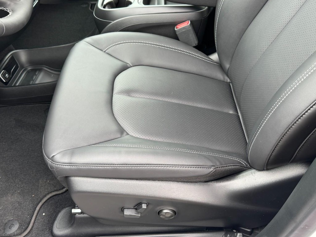 Chrysler Pacifica Vehicle Full-screen Gallery Image 18