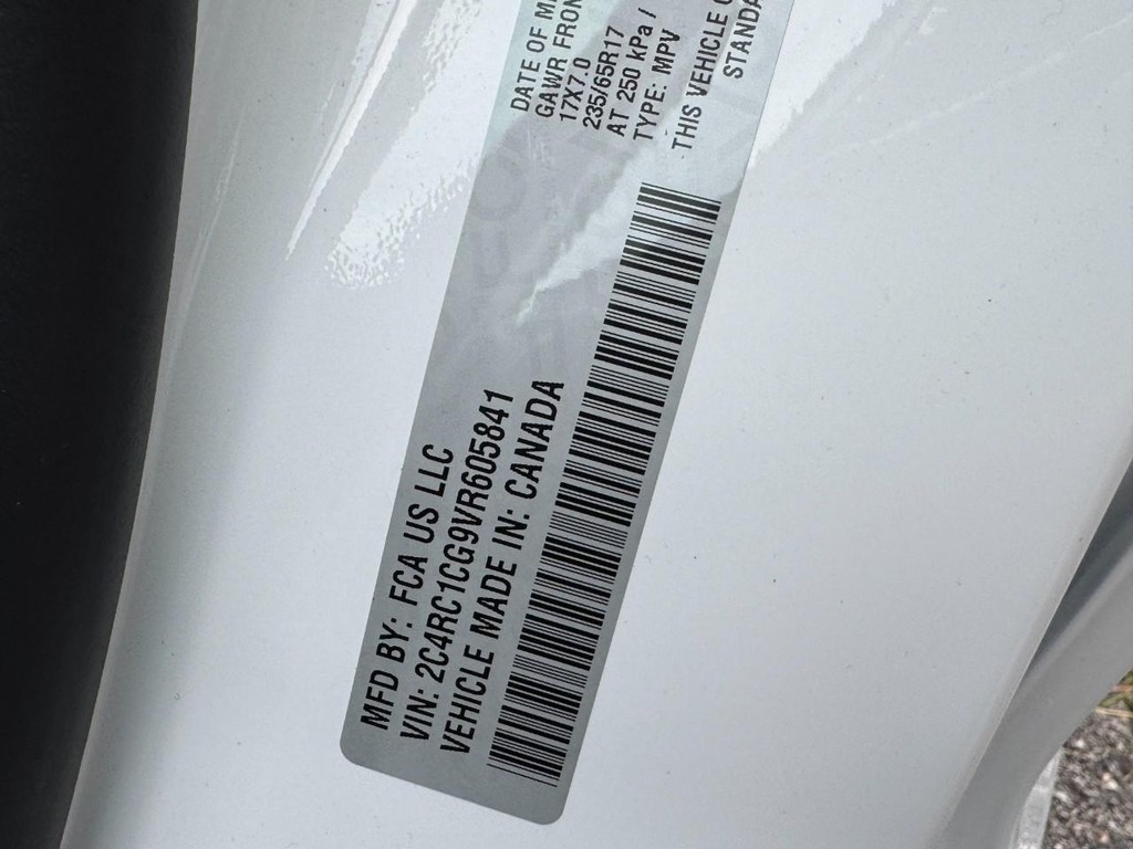 Chrysler Pacifica Vehicle Full-screen Gallery Image 19