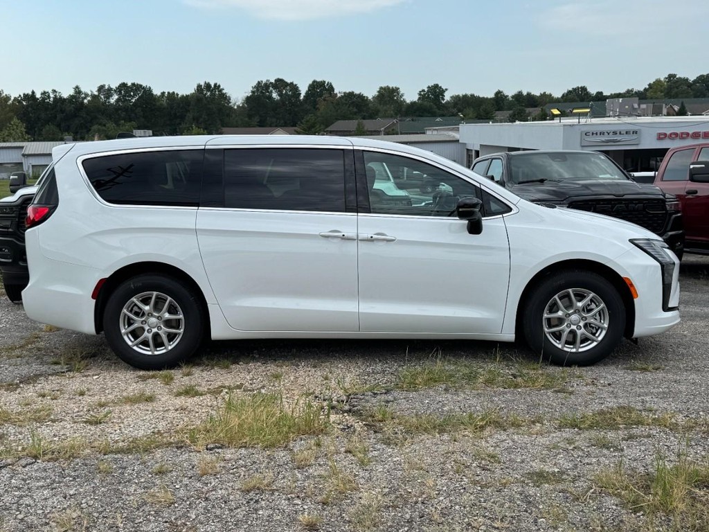 Chrysler Pacifica Vehicle Full-screen Gallery Image 02