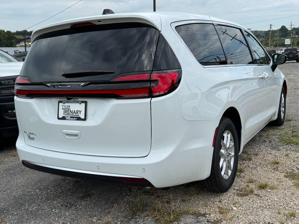 Chrysler Pacifica Vehicle Full-screen Gallery Image 04