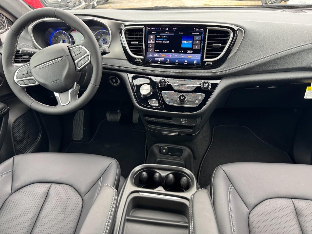 Chrysler Pacifica Vehicle Full-screen Gallery Image 07