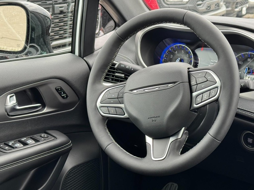 Chrysler Pacifica Vehicle Full-screen Gallery Image 09