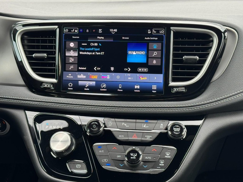 Chrysler Pacifica Vehicle Full-screen Gallery Image 10