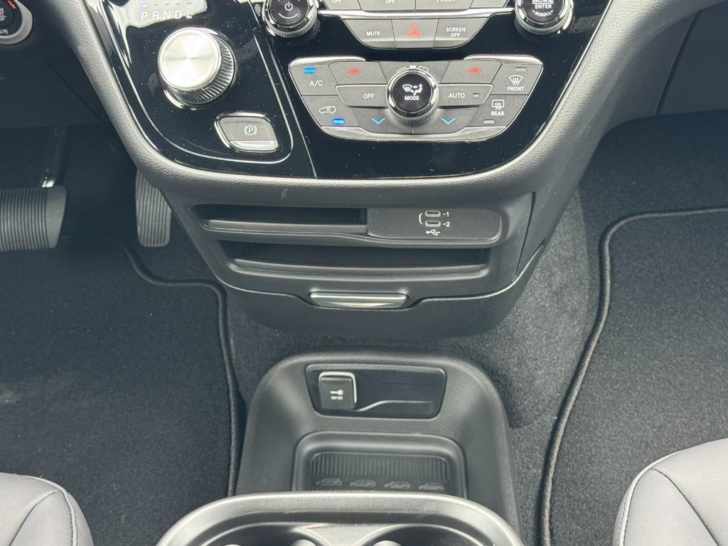 Chrysler Pacifica Vehicle Full-screen Gallery Image 11