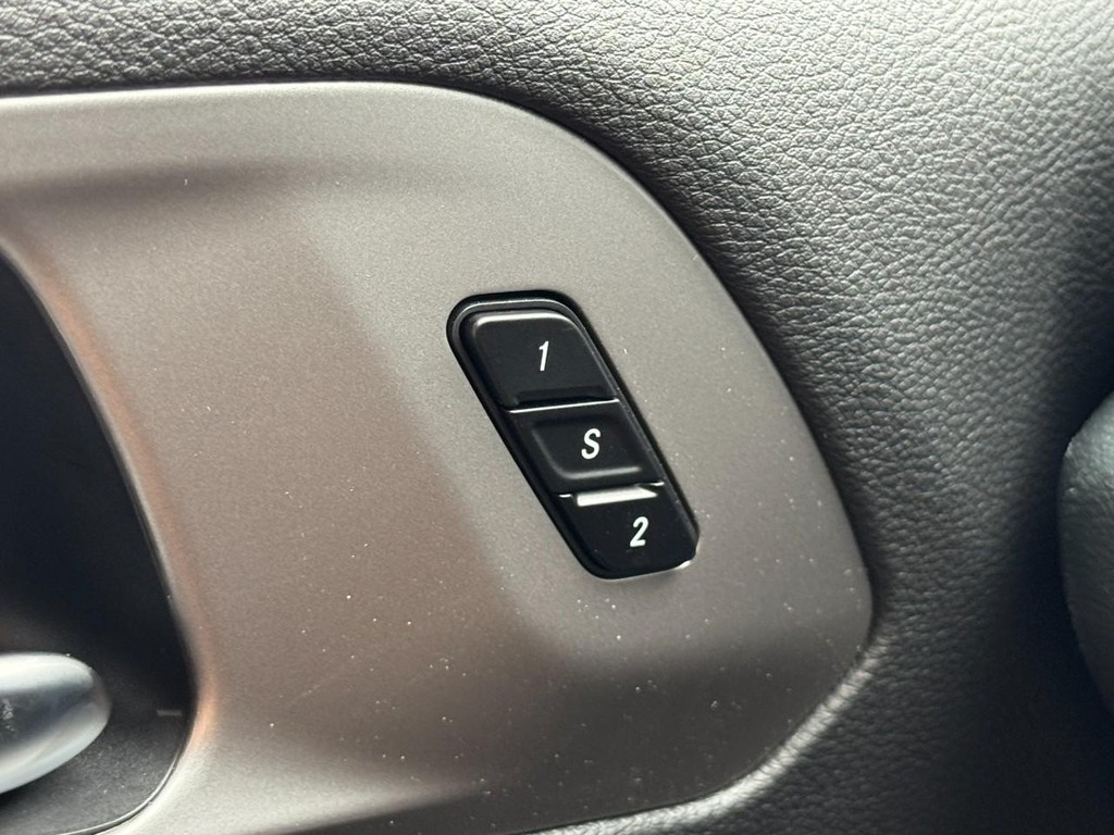 Chrysler Pacifica Vehicle Full-screen Gallery Image 12