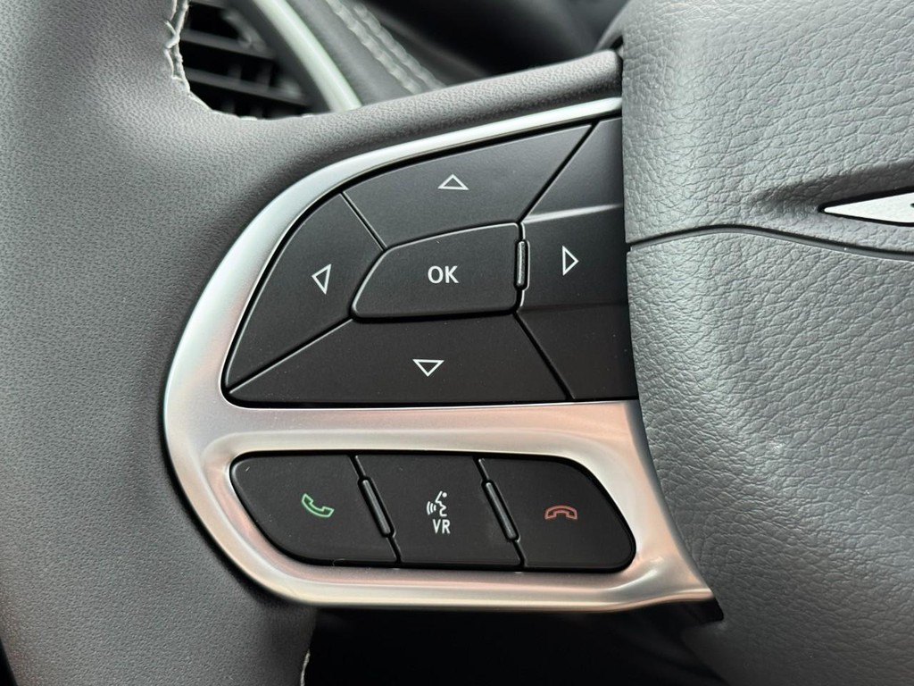 Chrysler Pacifica Vehicle Full-screen Gallery Image 13