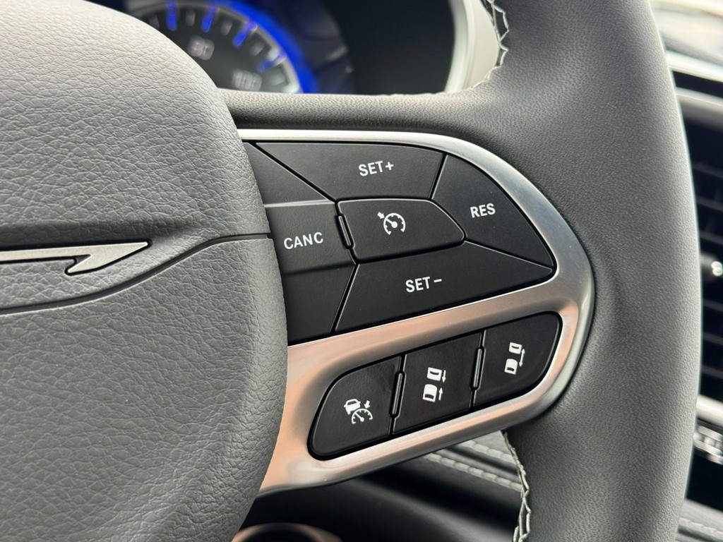 Chrysler Pacifica Vehicle Full-screen Gallery Image 14