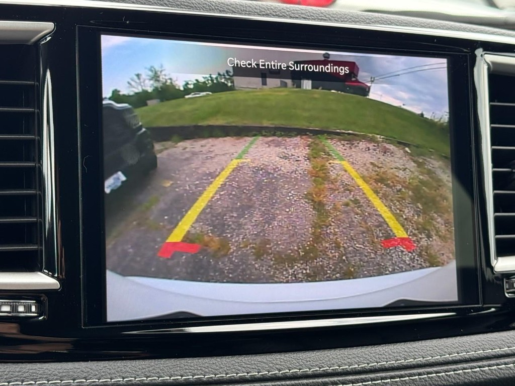 Chrysler Pacifica Vehicle Full-screen Gallery Image 17