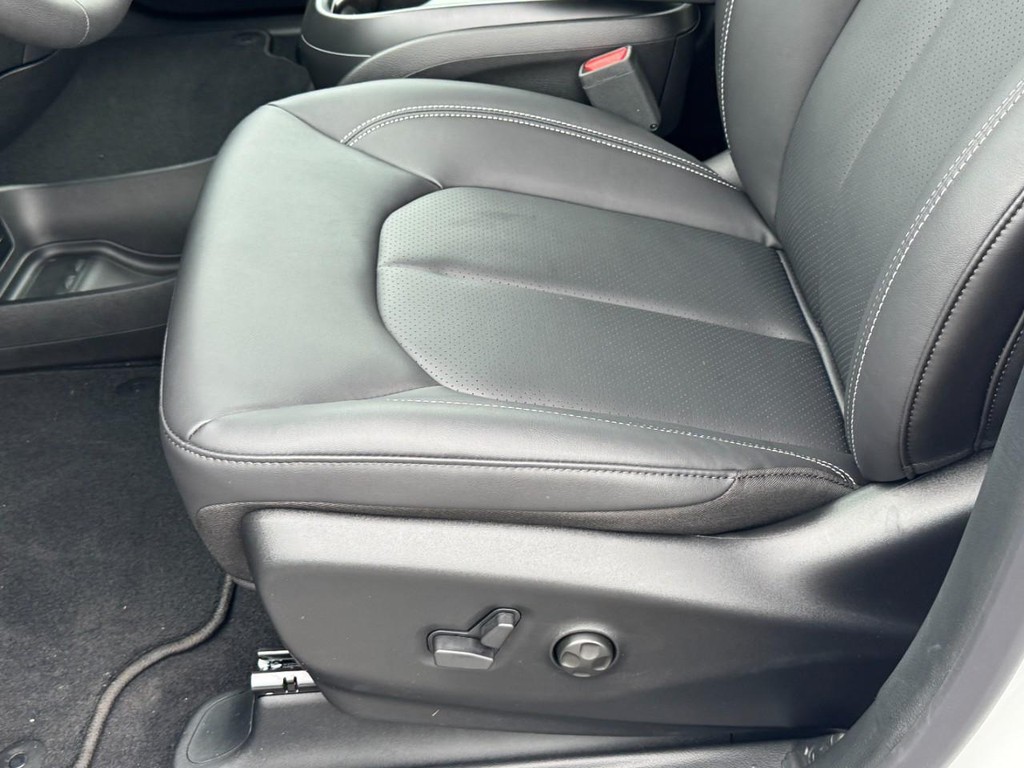 Chrysler Pacifica Vehicle Full-screen Gallery Image 18