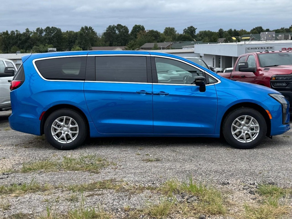 Chrysler Pacifica Vehicle Full-screen Gallery Image 02