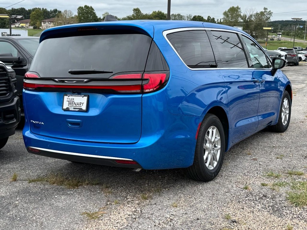 Chrysler Pacifica Vehicle Full-screen Gallery Image 04