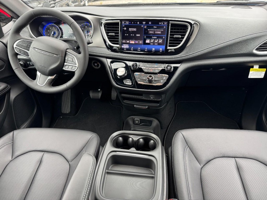 Chrysler Pacifica Vehicle Full-screen Gallery Image 09