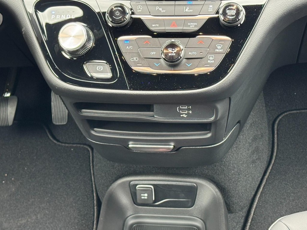 Chrysler Pacifica Vehicle Full-screen Gallery Image 12