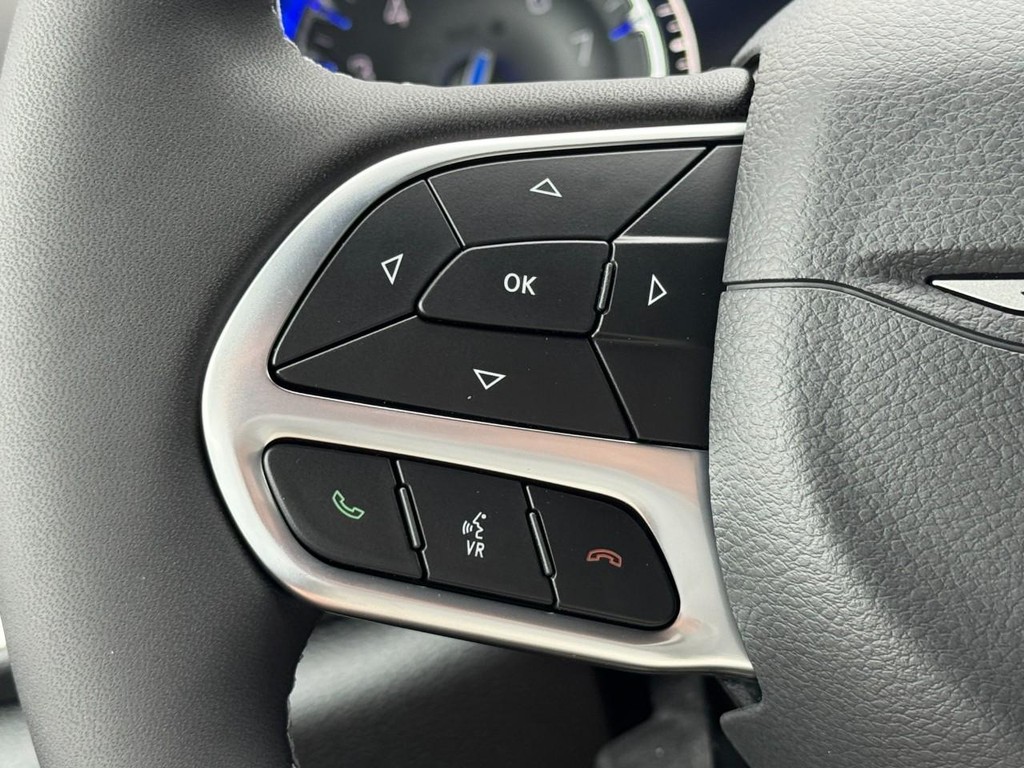 Chrysler Pacifica Vehicle Full-screen Gallery Image 14