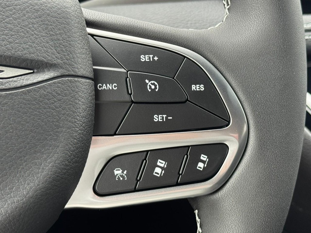 Chrysler Pacifica Vehicle Full-screen Gallery Image 15