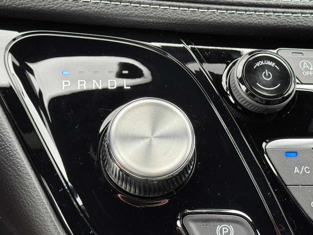 Chrysler Pacifica Vehicle Full-screen Gallery Image 16