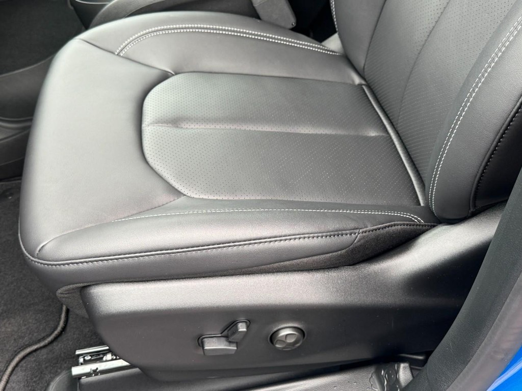 Chrysler Pacifica Vehicle Full-screen Gallery Image 19
