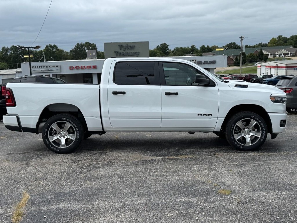 Ram 1500 Vehicle Full-screen Gallery Image 02