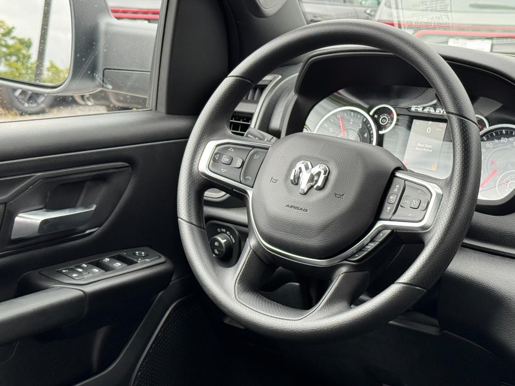 Ram 1500 Vehicle Full-screen Gallery Image 09