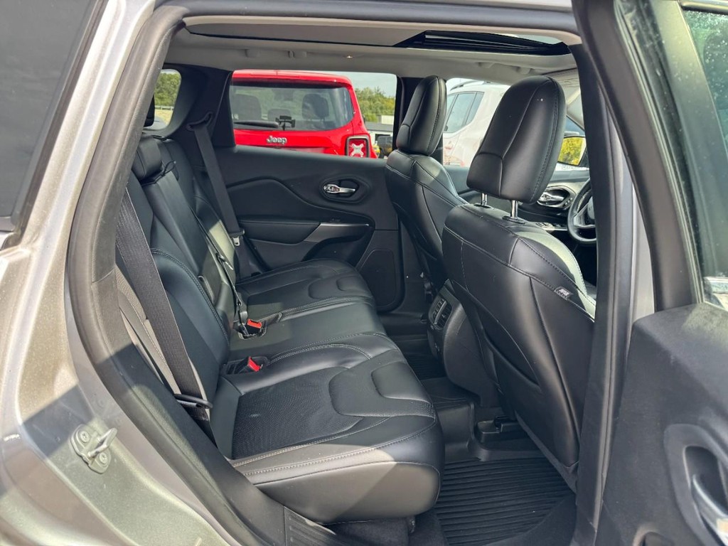 Jeep Cherokee Vehicle Full-screen Gallery Image 12