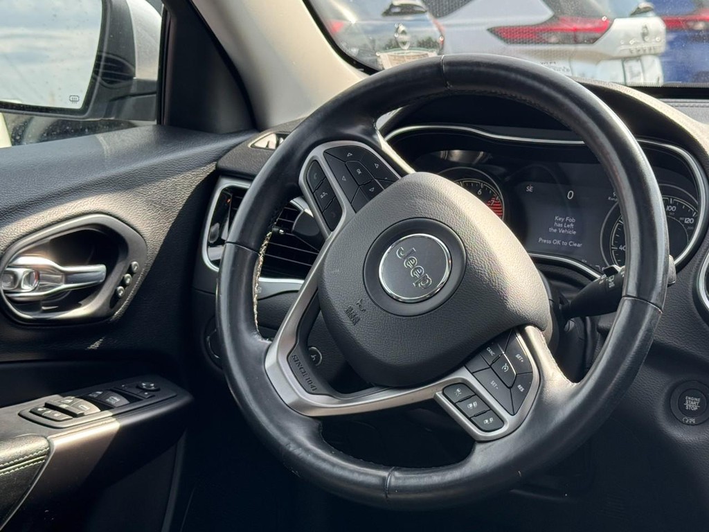 Jeep Cherokee Vehicle Full-screen Gallery Image 14