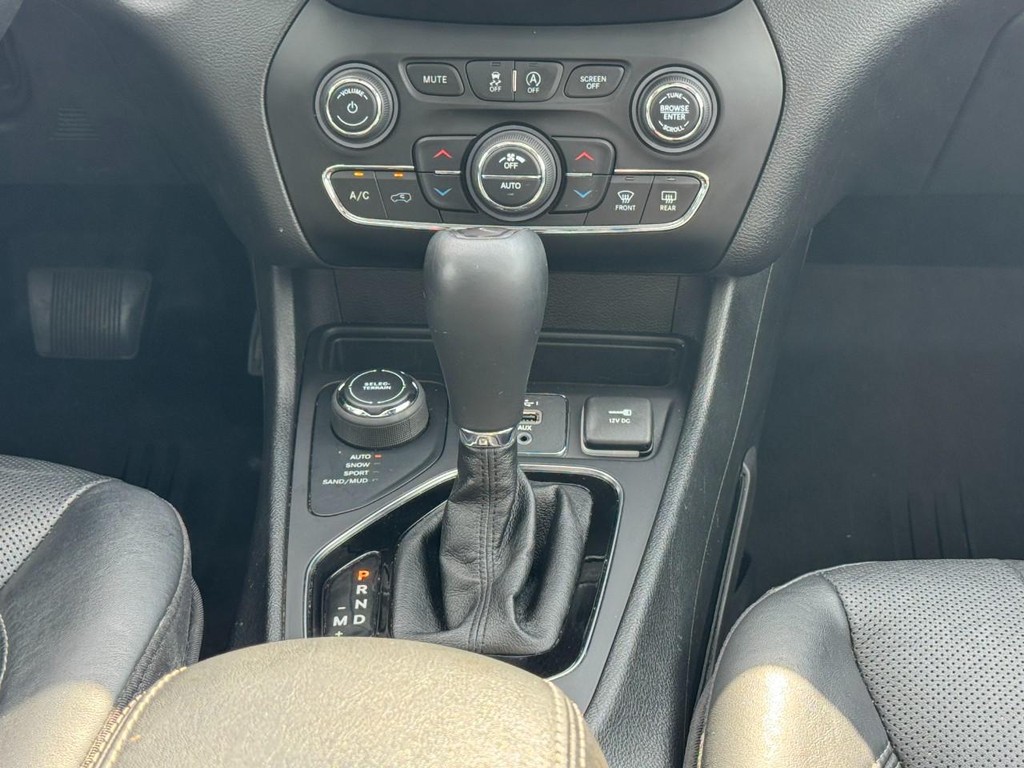 Jeep Cherokee Vehicle Full-screen Gallery Image 16