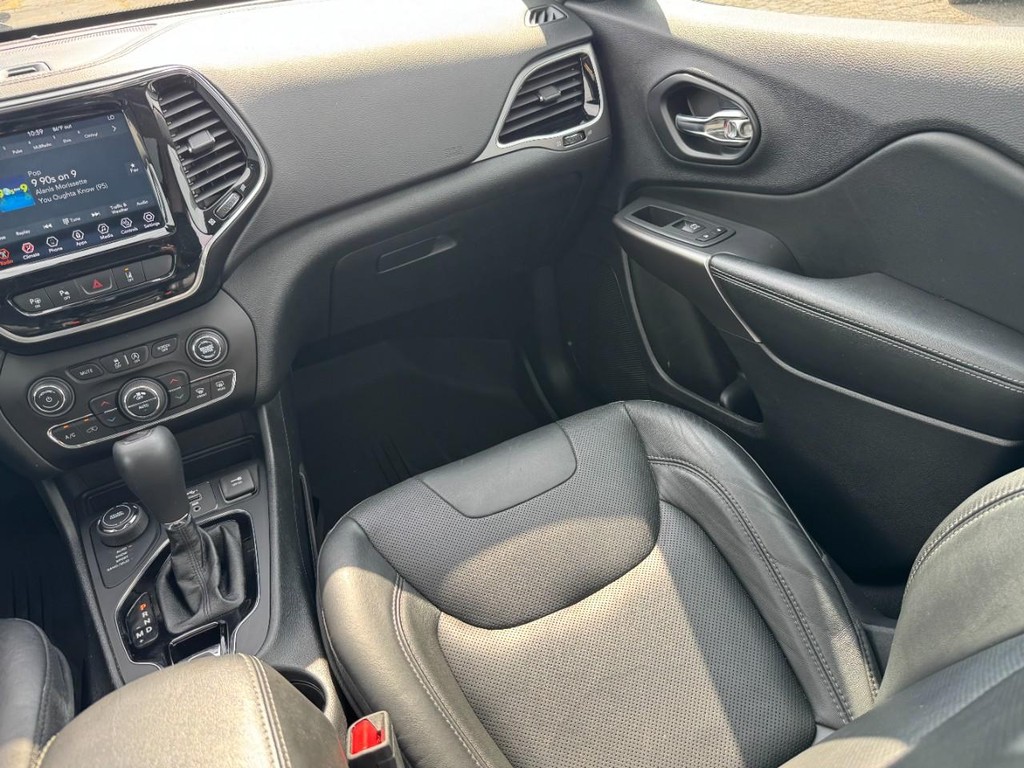Jeep Cherokee Vehicle Full-screen Gallery Image 17
