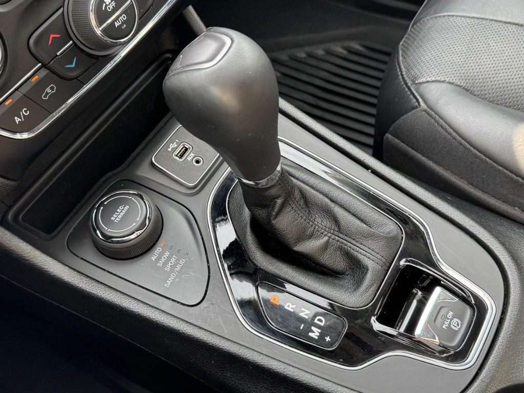 Jeep Cherokee Vehicle Full-screen Gallery Image 22