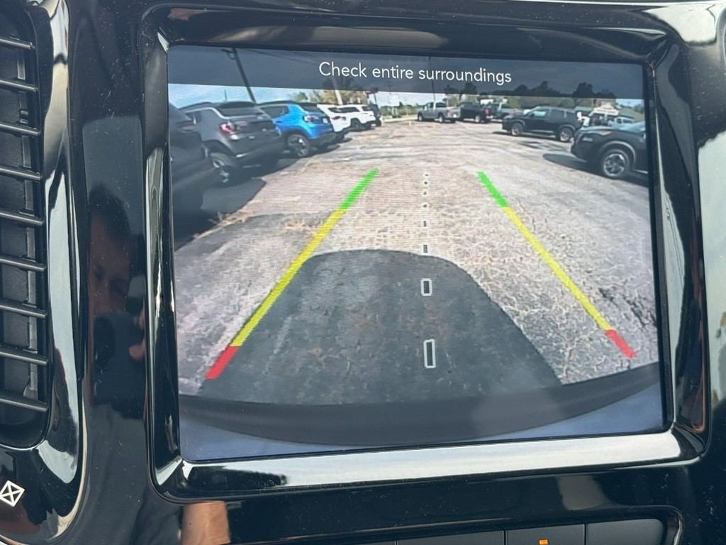 Jeep Cherokee Vehicle Full-screen Gallery Image 24