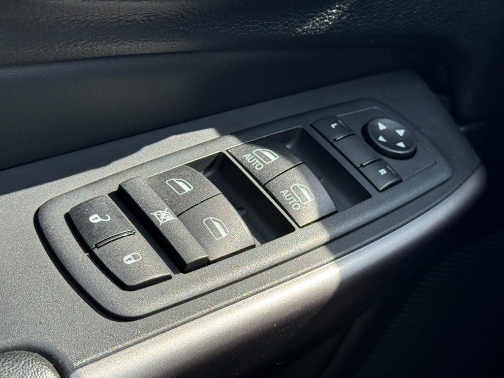 Jeep Cherokee Vehicle Full-screen Gallery Image 25