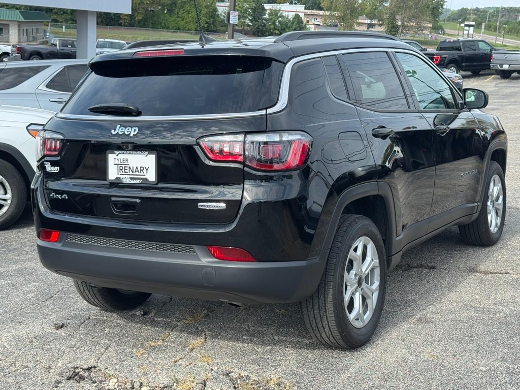 Jeep Compass Vehicle Full-screen Gallery Image 04