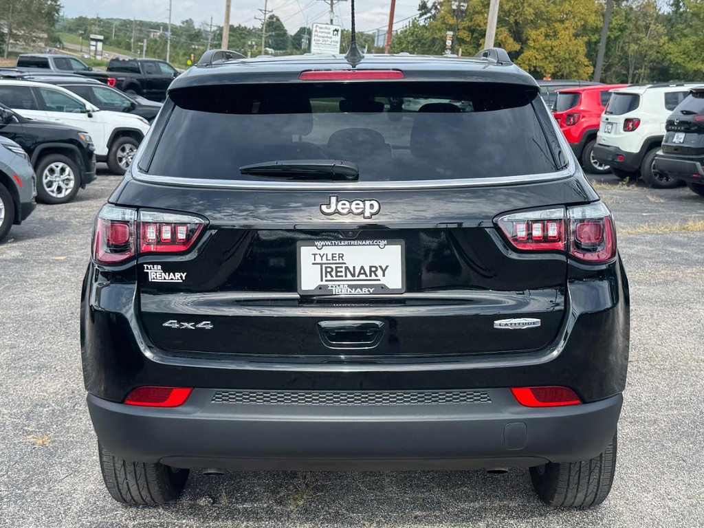 Jeep Compass Vehicle Full-screen Gallery Image 05