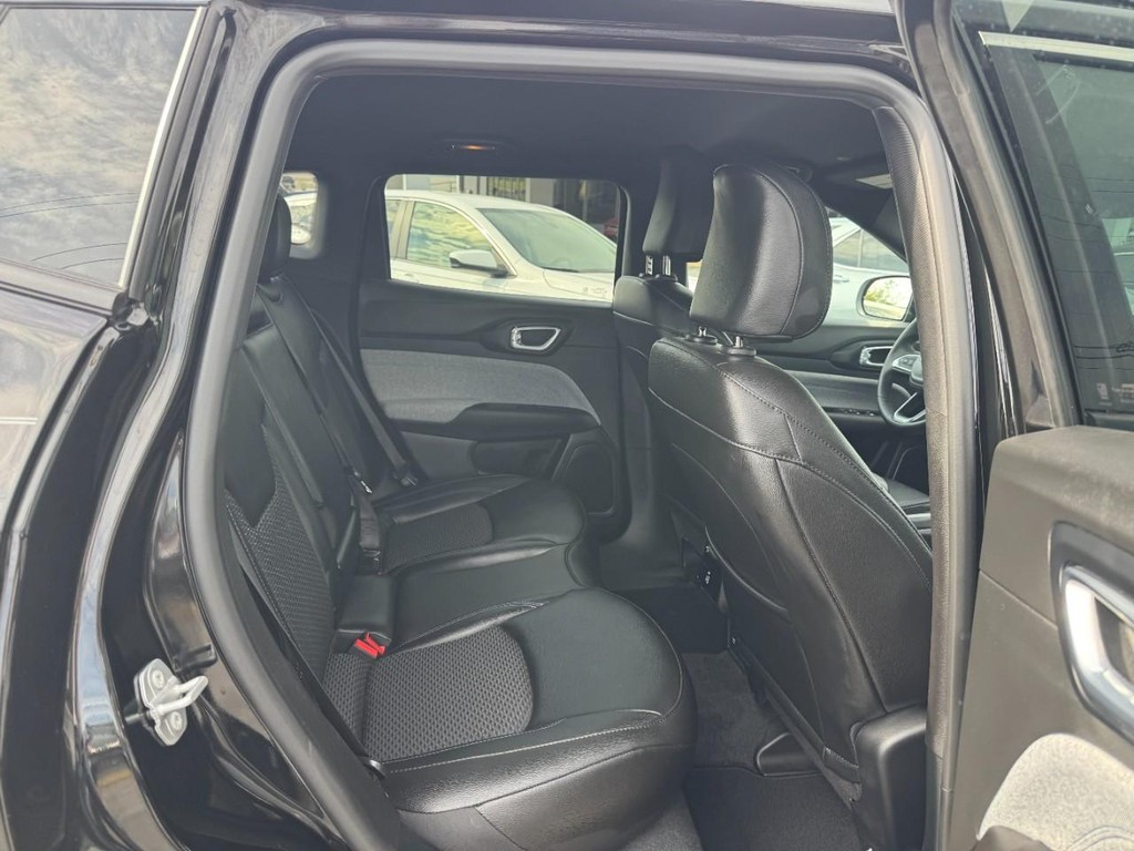 Jeep Compass Vehicle Full-screen Gallery Image 12