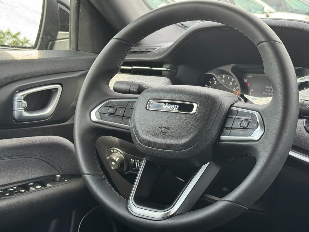 Jeep Compass Vehicle Full-screen Gallery Image 14