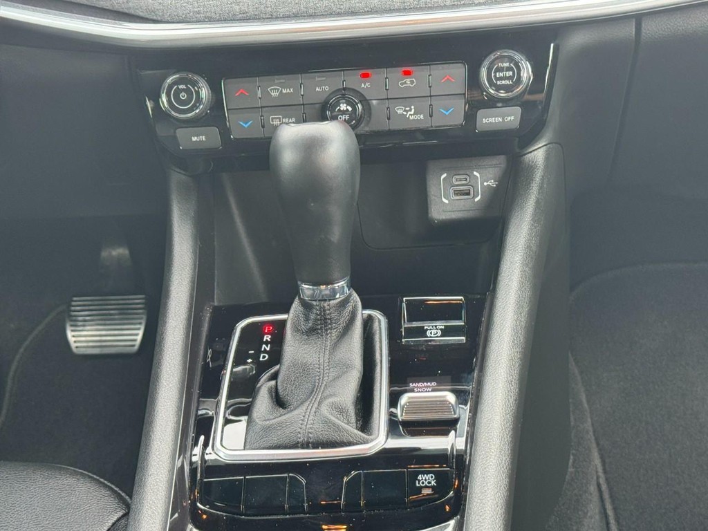Jeep Compass Vehicle Full-screen Gallery Image 16