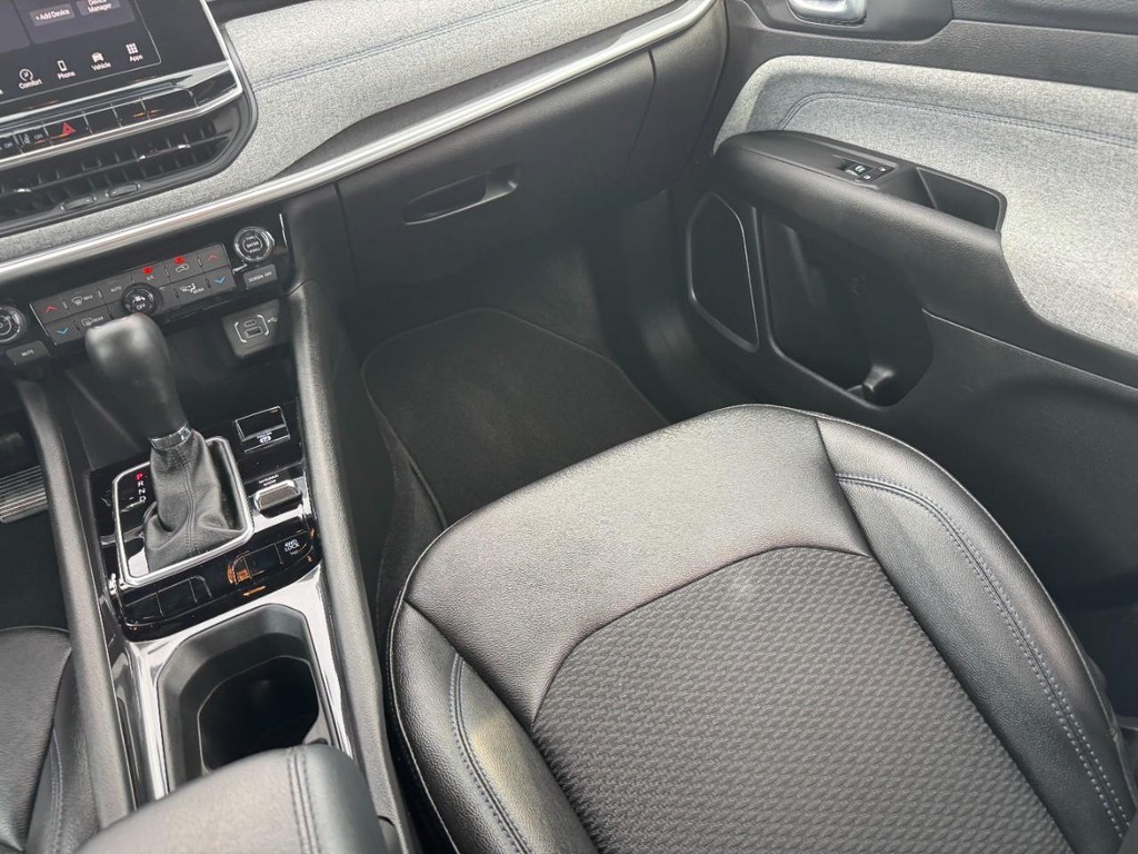 Jeep Compass Vehicle Full-screen Gallery Image 17