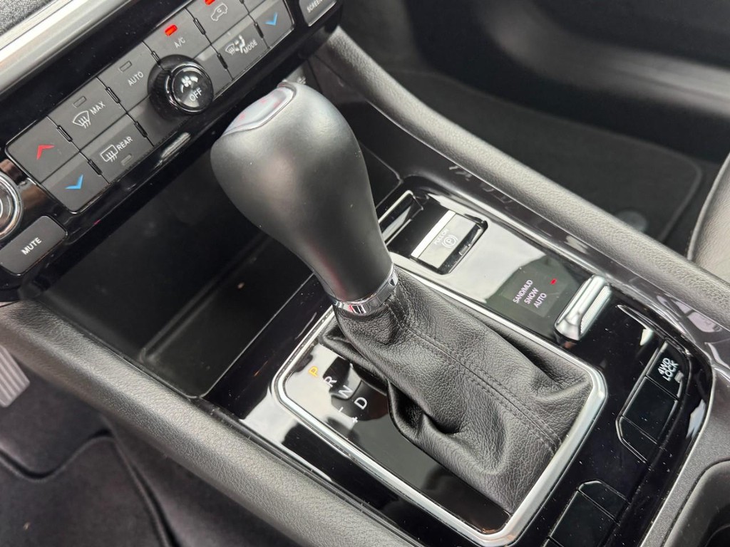 Jeep Compass Vehicle Full-screen Gallery Image 20