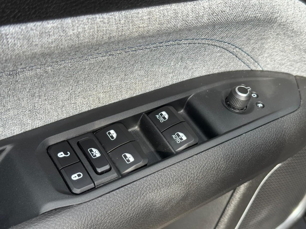 Jeep Compass Vehicle Full-screen Gallery Image 23