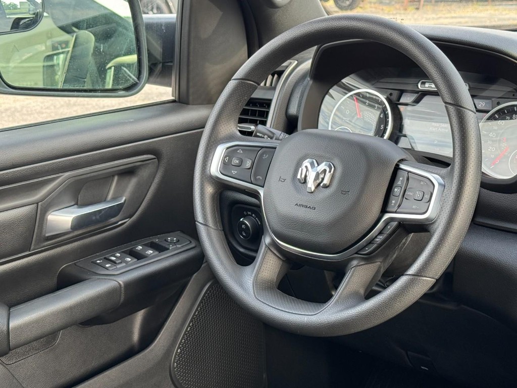 Ram 1500 Vehicle Full-screen Gallery Image 09