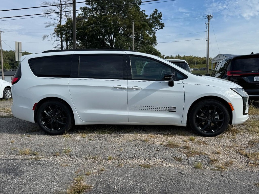 Chrysler Pacifica Vehicle Full-screen Gallery Image 02